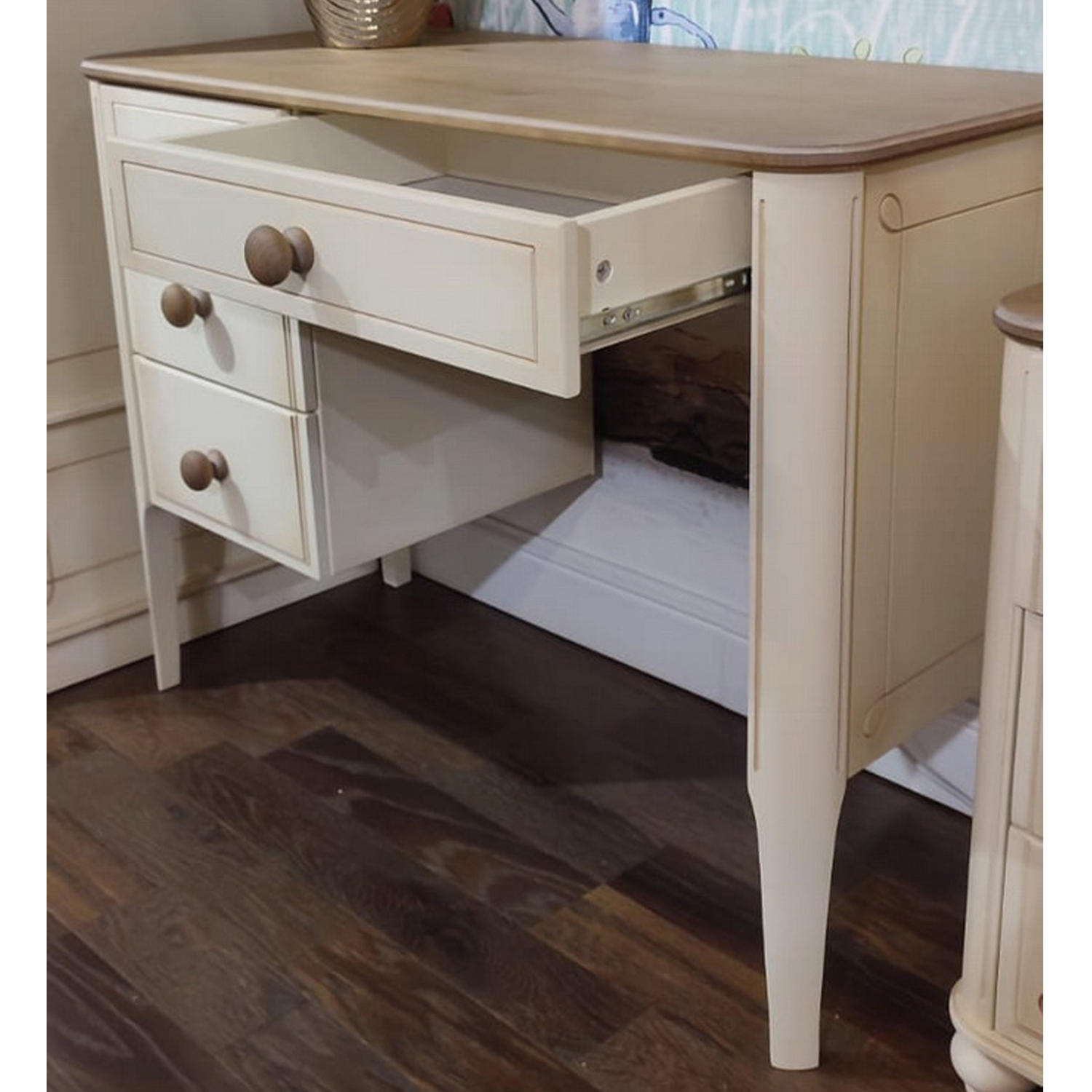 Столик туалетный 3 ящика Бетти №3