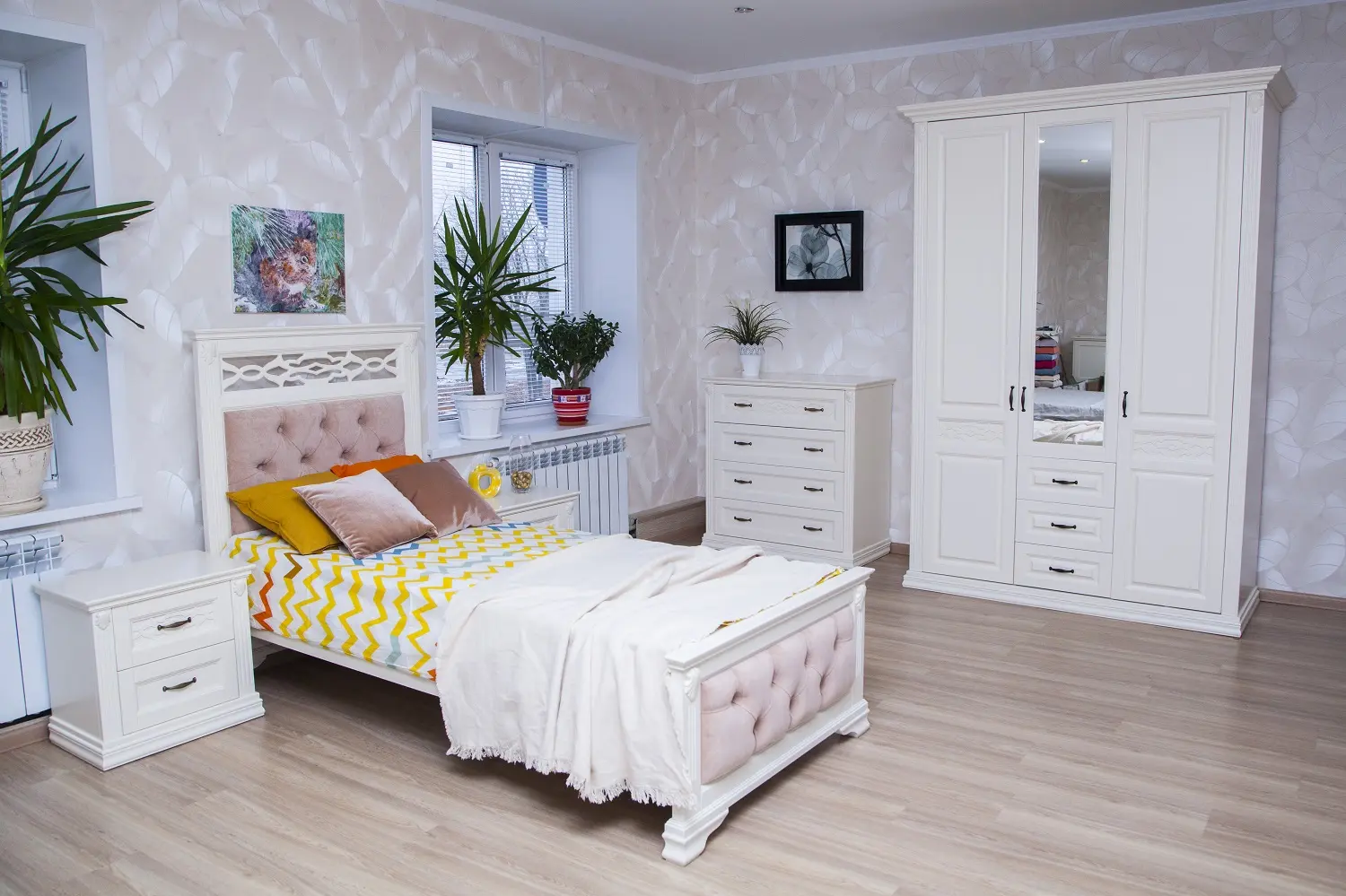 Шкаф белый с зеркалом Верона 3-х ств.