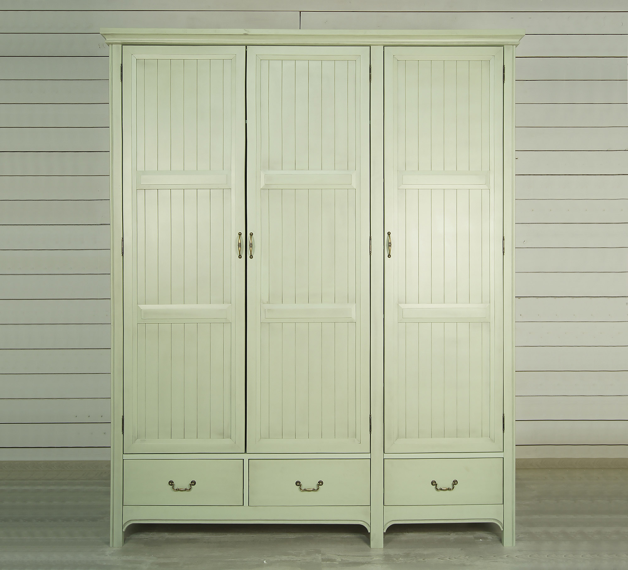 Шкаф трёхстворчатый массив "Olivia"