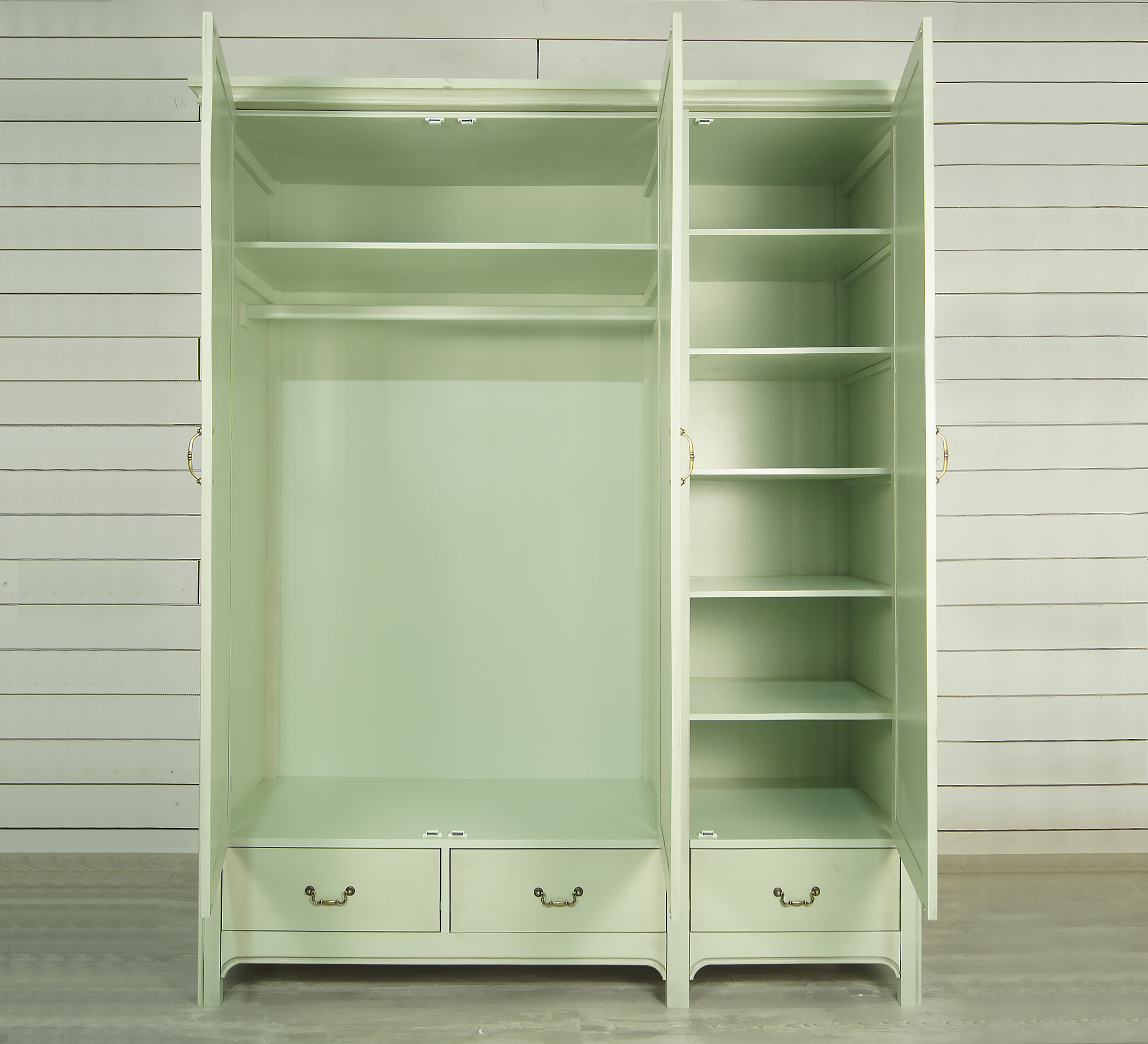 Шкаф трёхстворчатый массив "Olivia"