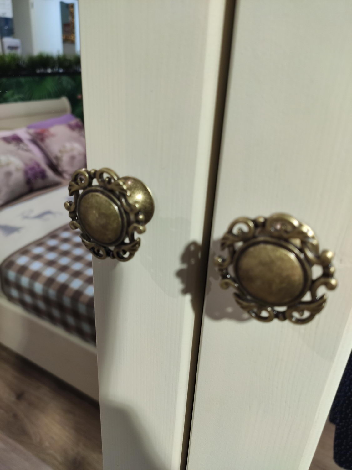 Шкаф массив сосны 2-дверный с зеркалом ЛеБо