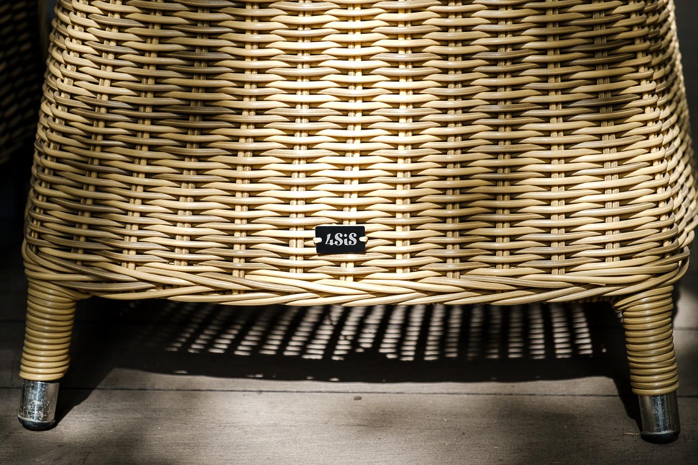 "Равенс" плетеное кресло из искусственного ротанга, цвет соломенный с серой подушкой