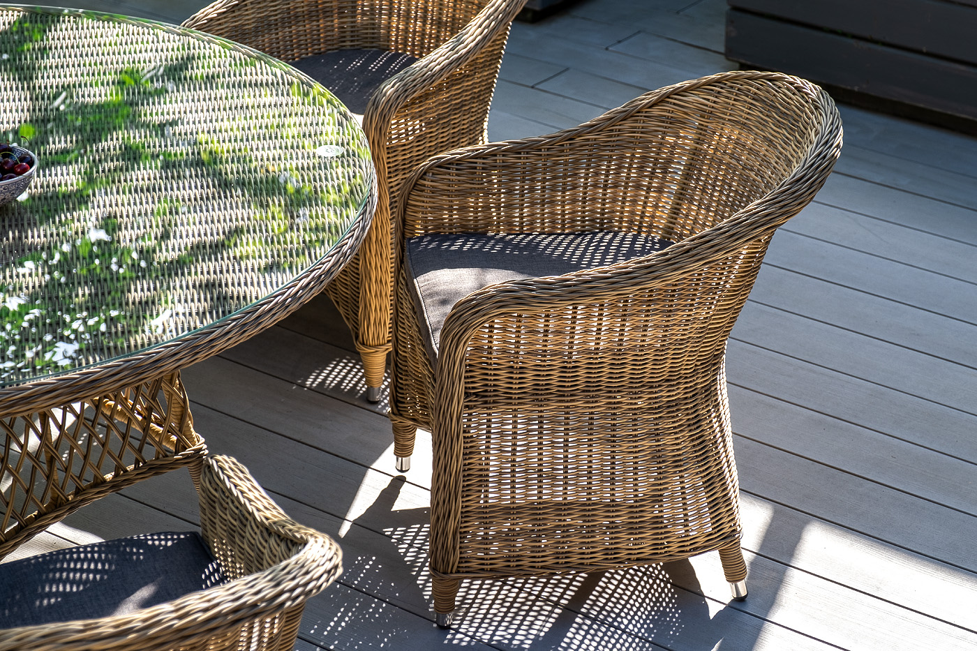 "Равенс" плетеное кресло из искусственного ротанга, цвет соломенный с серой подушкой